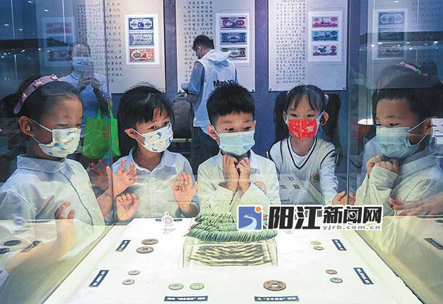 中國(guó)錢幣歷史文化展現(xiàn)場(chǎng)，小觀眾看得津津有味。.jpg