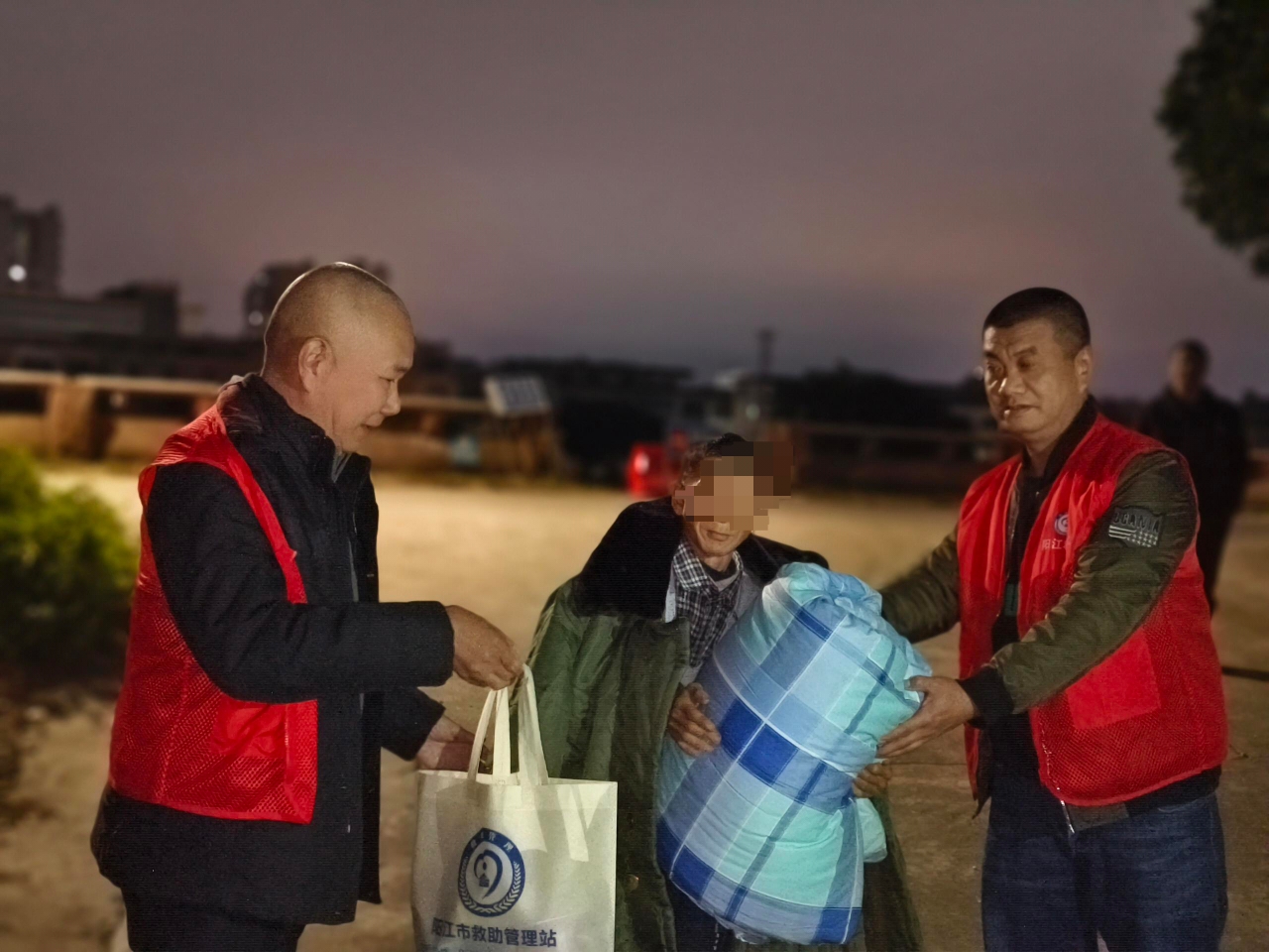 4.陽江市救助管理站在夜晚重點時段巡查，為困難群眾提供保暖衣物.jpg