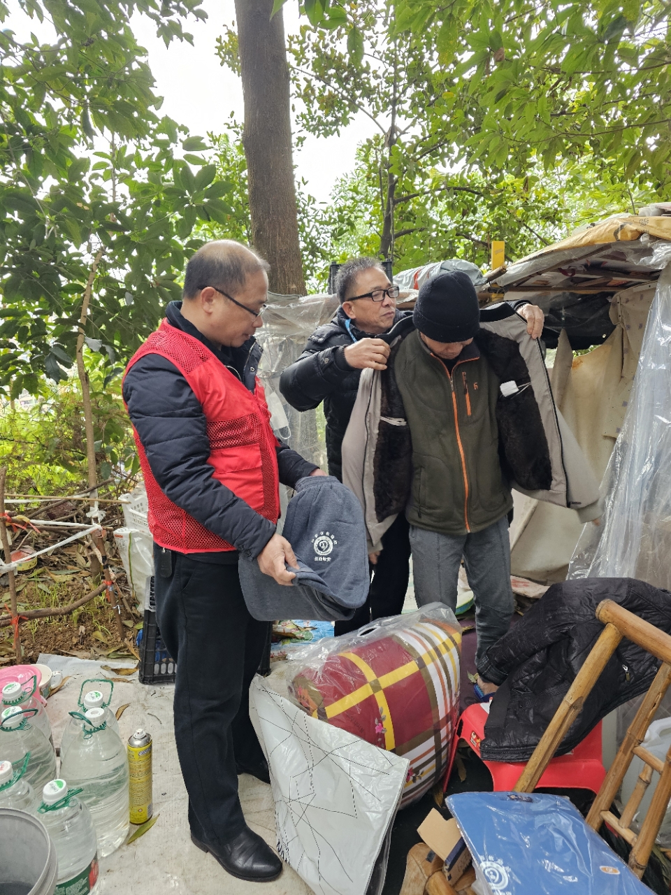 6.2024年3月1日，陽春市救助站在烈士紀念碑附近發放御寒物資給受助人員.jpg