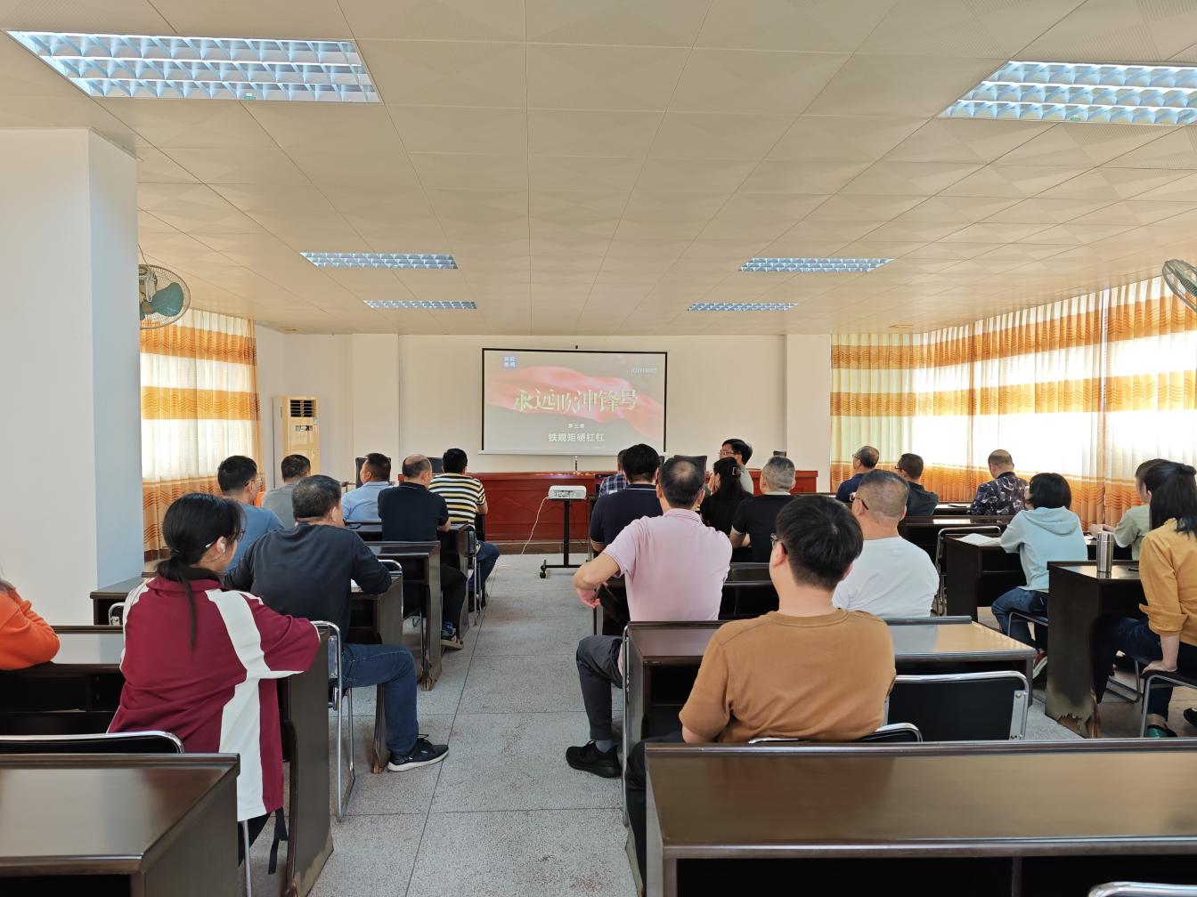 強(qiáng)化警示教育  嚴(yán)守紀(jì)律底線(xiàn).docx_1