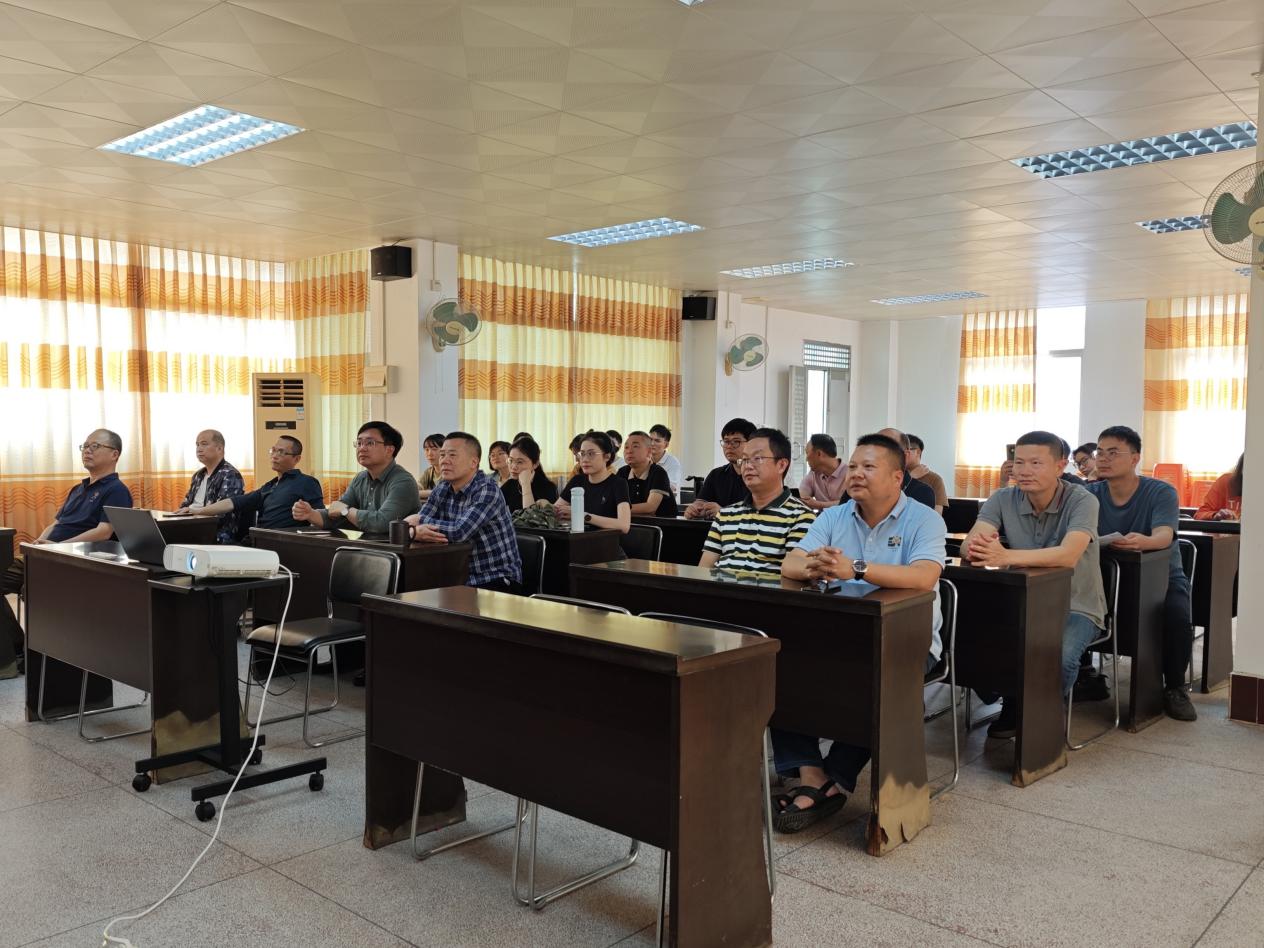 強(qiáng)化警示教育  嚴(yán)守紀(jì)律底線(xiàn).docx_2