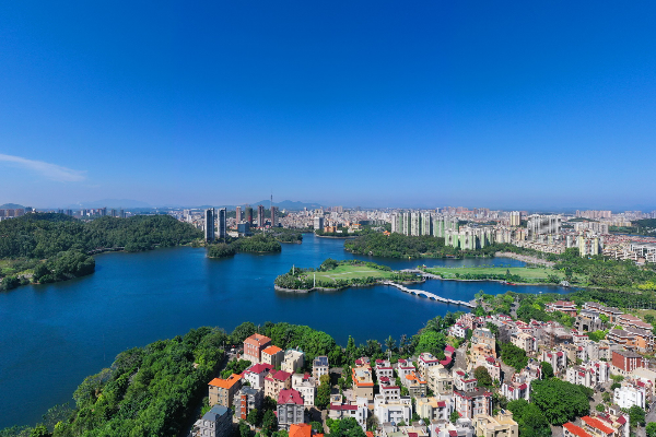 “陽(yáng)江藍(lán)”   鴛鴦湖。梁文棟 攝.jpg